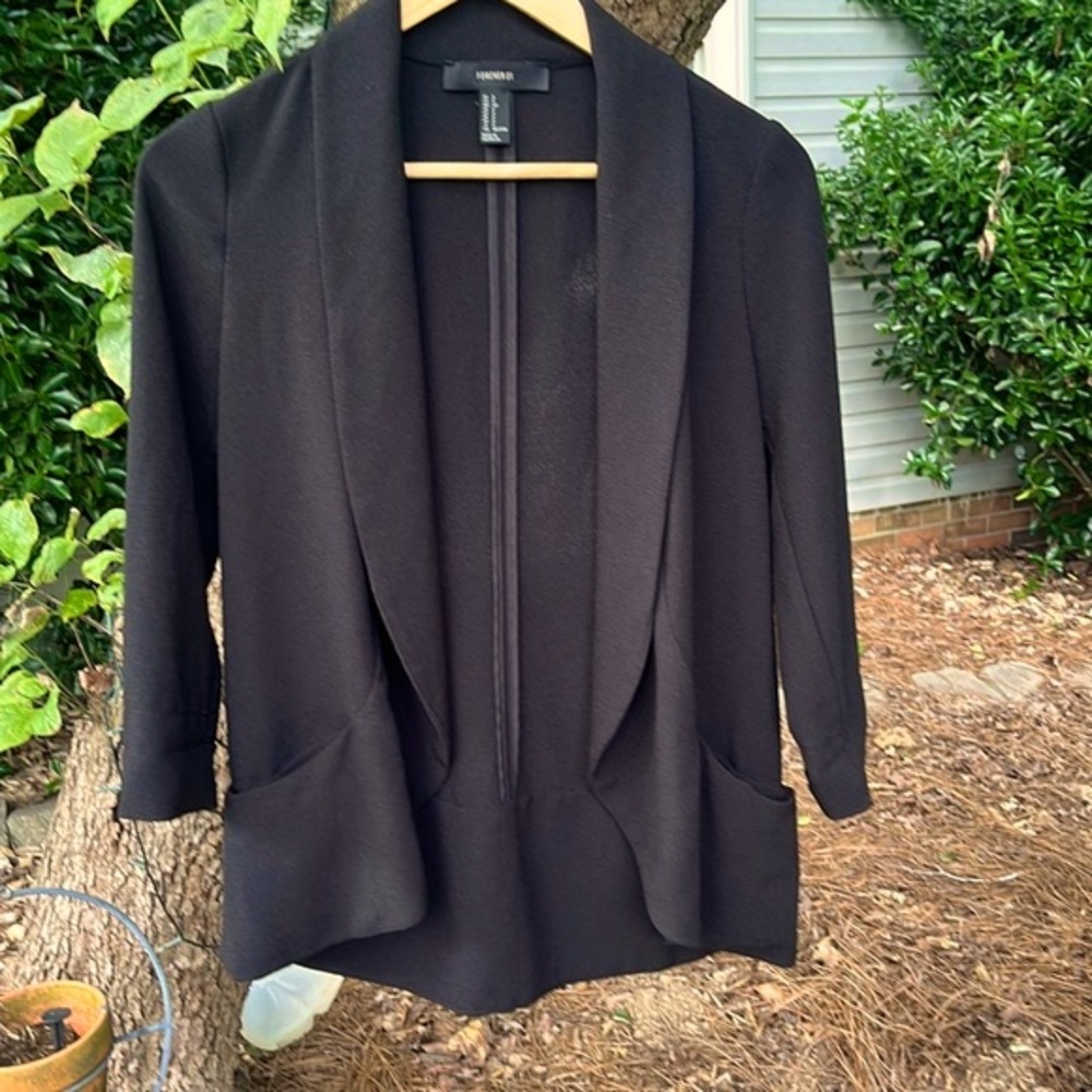 Polyester black throw on blazer from Forever 21  size S. Good condition 🖤